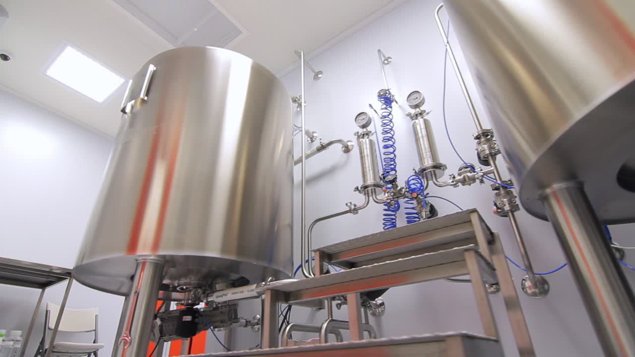 tanques para líquidos con control de presión. instalación industrial de la planta de farmacia