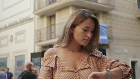 Mujer-De-Primer-Plano-Que-Se-Siente-Triste-En-La-Ciudad-De-Verano.-Malestar-Mujer-Mirando-Reloj-De-Mano-Al-Aire-Libre