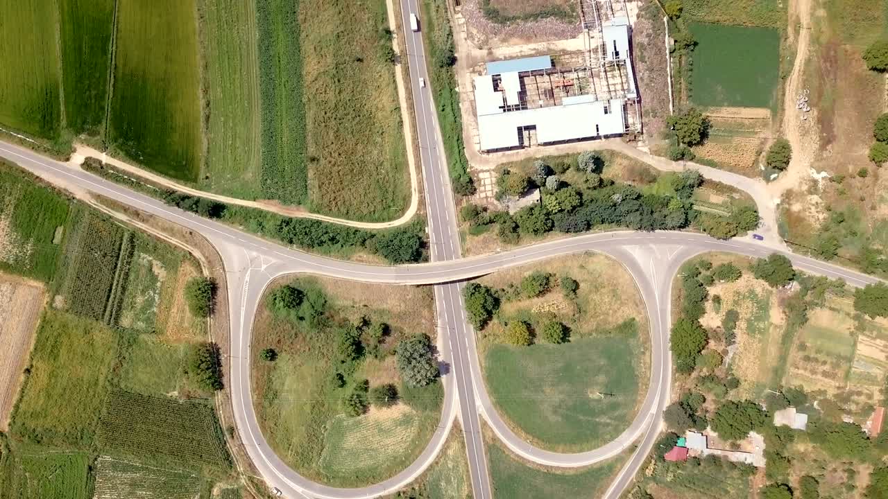 vista aérea de los cruces de carreteras en una ciudad urbana moderna