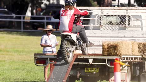 motorcyclist jumps onto truck in motion