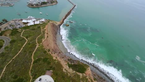 un avión no tripulado se sumerge en el puerto de dana point en 4k