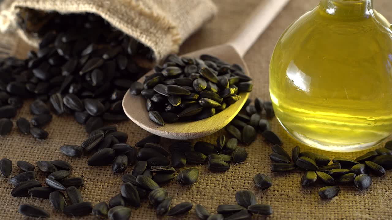 태양꽃 씨과 기름을 가까이 어보세요.