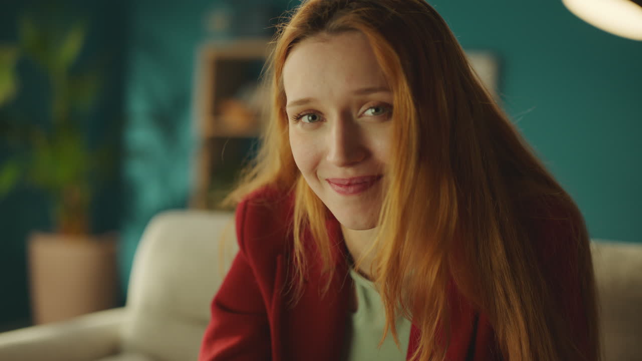 카메라를 향해 미소 짓는 행복한 여자