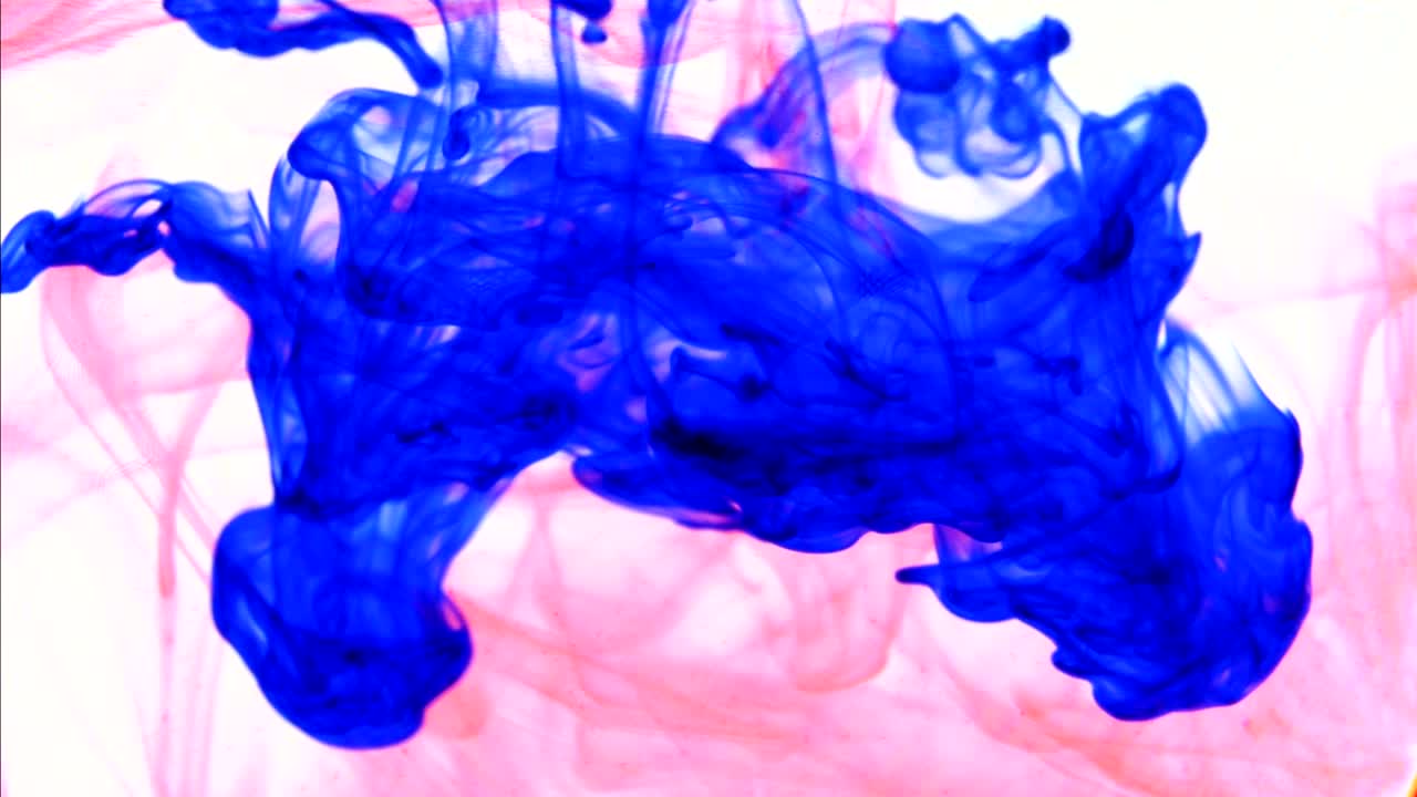 tinta roja y azul que entra en el agua formando texturas animadas, imágenes ideales para motiongraphic y composición