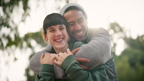 cara, abrazo y pareja al aire libre