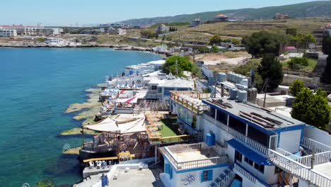 Tahet-El-rih-In-Anfeh,-Beliebtes-Resorthotel-Mit-Blick-Auf-Das-Blaue-Meer-Im-Sommer-Im-Libanon