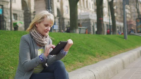 Junge-Frau,-Die-Sich-Im-Park-Ausruht,-Genießt-Ein-Digitales-4k-Tablet-Video