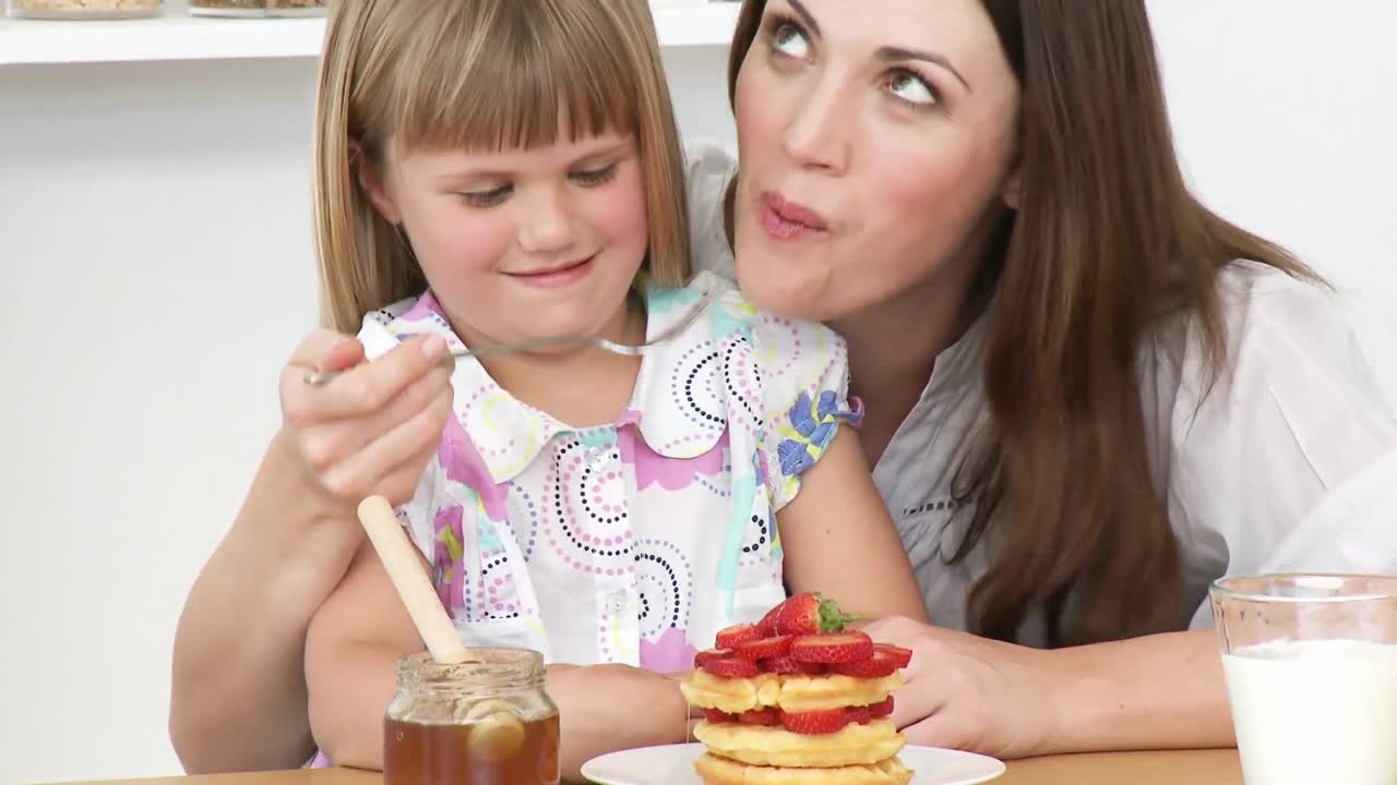 부 ⁇ 에서 먹는 엄마와 딸의 클로즈업