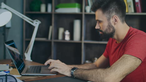 hombre de negocios trabajando en una computadora portátil