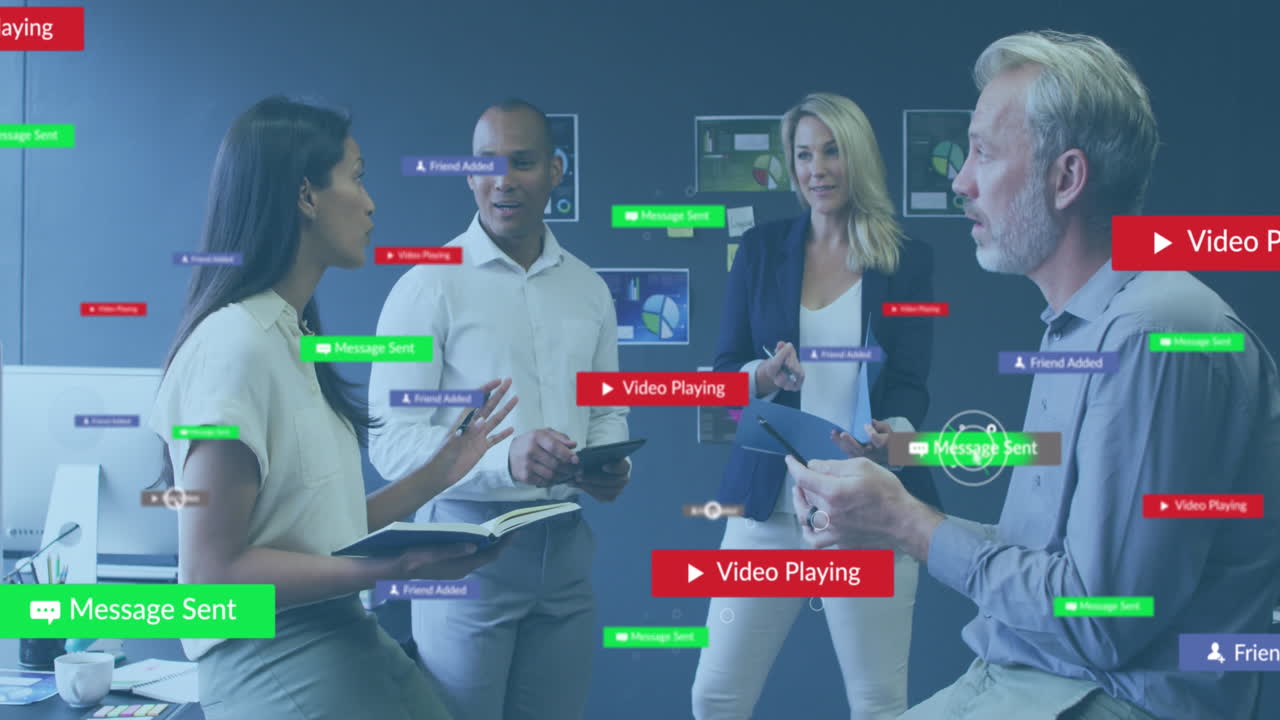 소셜 미디어 아이콘의 애니메이션과 사무실에서 다양한 비즈니스 사람들에 대한 데이터 처리