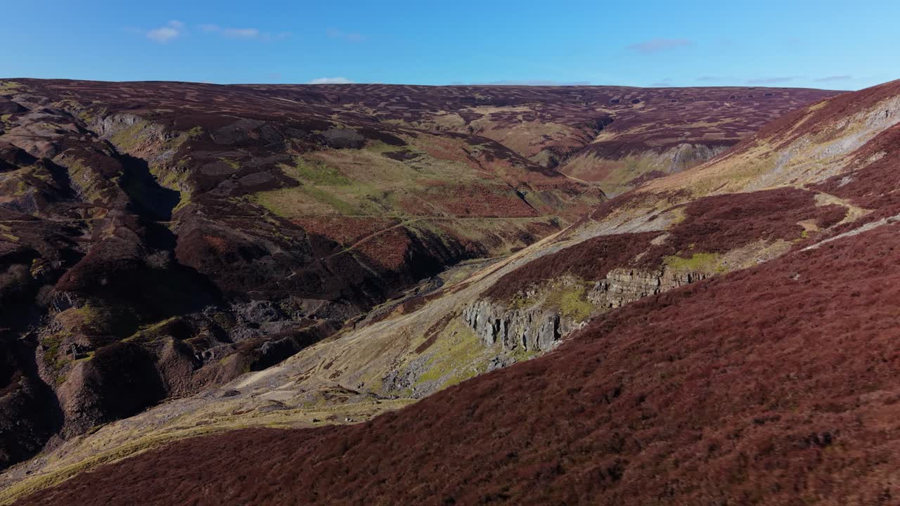 Colinas ondulantes de Gunnerside Gill em Yorkshire Dales em um dia ensolarado.