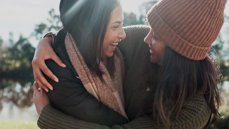 Mujeres-Felices-Con-Abrazo,-Naturaleza