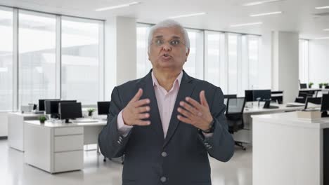 el gerente senior indio hablando con alguien