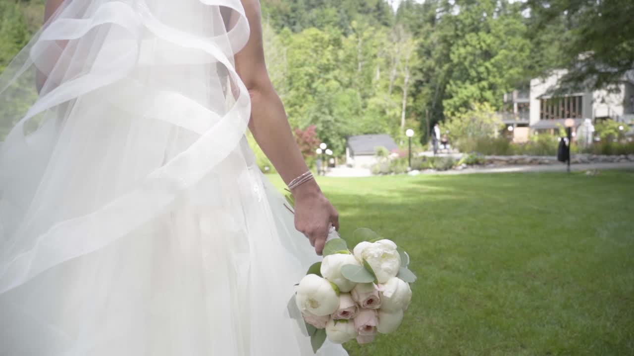 Bellissima sposa sulla strada per il suo matrimonio