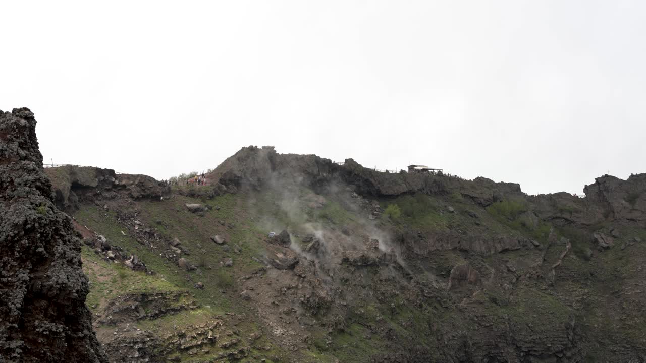 베수비우스 산 의 크레이터 벽 안 의 바위 를 통해 상승 하는 증기