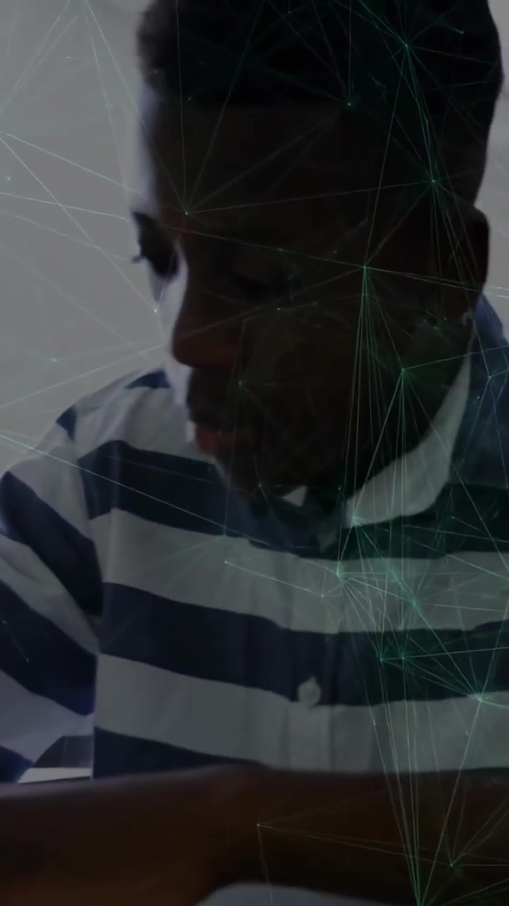 Vertikal video: Teenager læser om uddannelse, mens kameraet beskærer en netgrafik, der fremhæver skrivebordsnoter