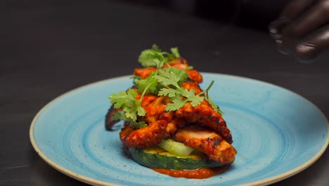 receta de plato de pulpo a la parrilla adorno sobre calabacín y adorno de cilantro con guacamole mousse aguacate latino mexicano restaurante de mariscos frescos del caribe