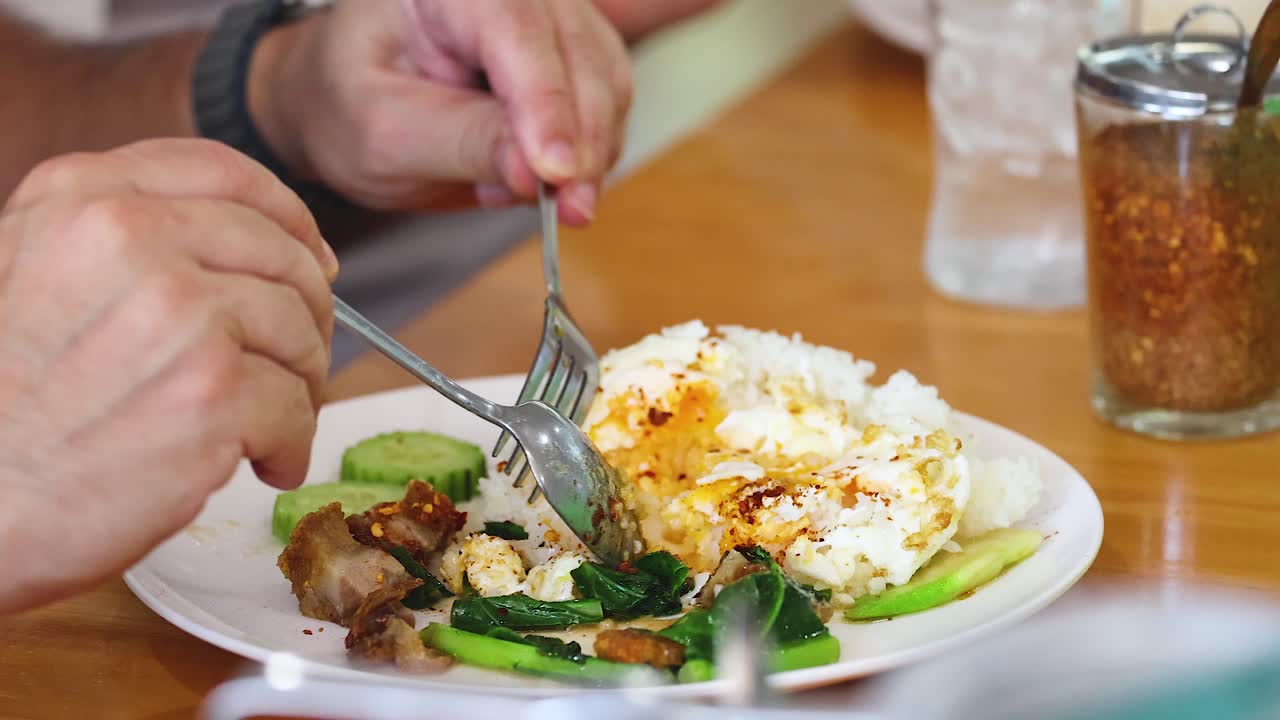 태국 음식을 먹는 것