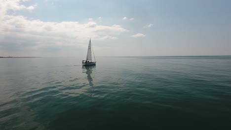 Wunderschöne-Filmische-Drohnenaufnahme,-Die-Um-Ein-Segelboot-über-Dem-Mittelmeer-Fliegt.