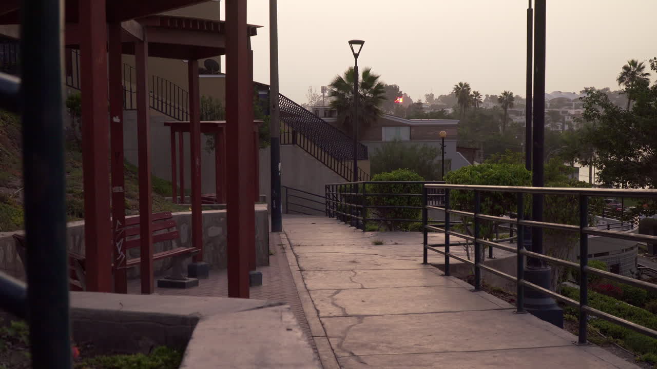 panorámica estabilizada de izquierda a derecha de una vista del amanecer en la ciudad de las lagunas, la molina, lima, perú