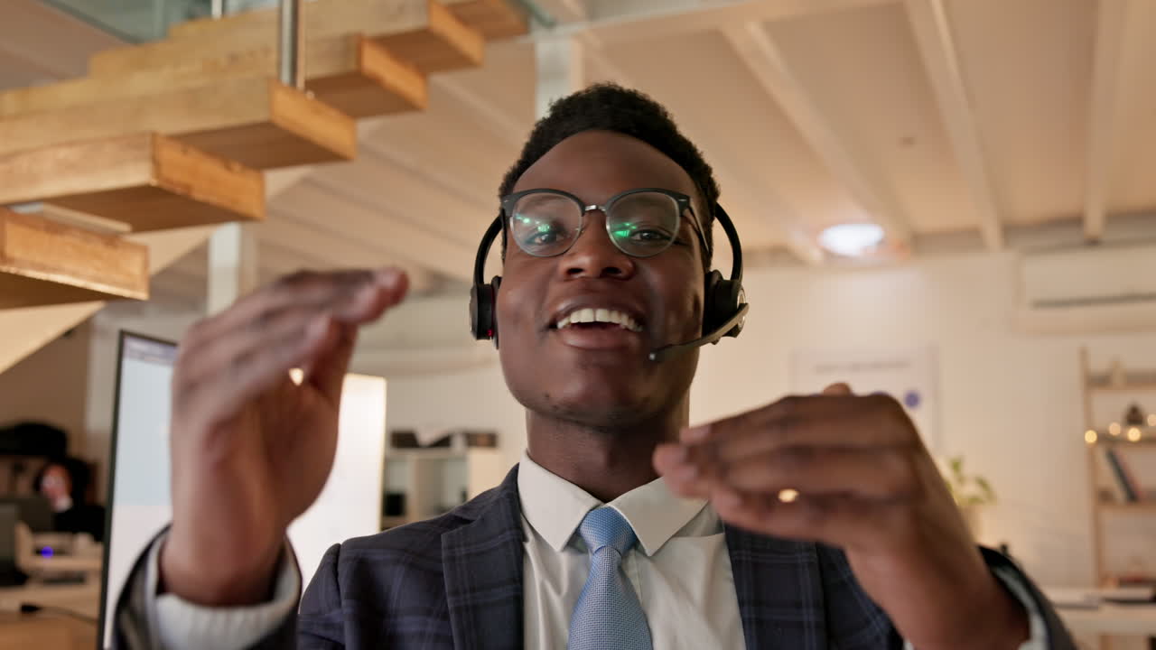 rostro, video y hombre del centro de llamadas