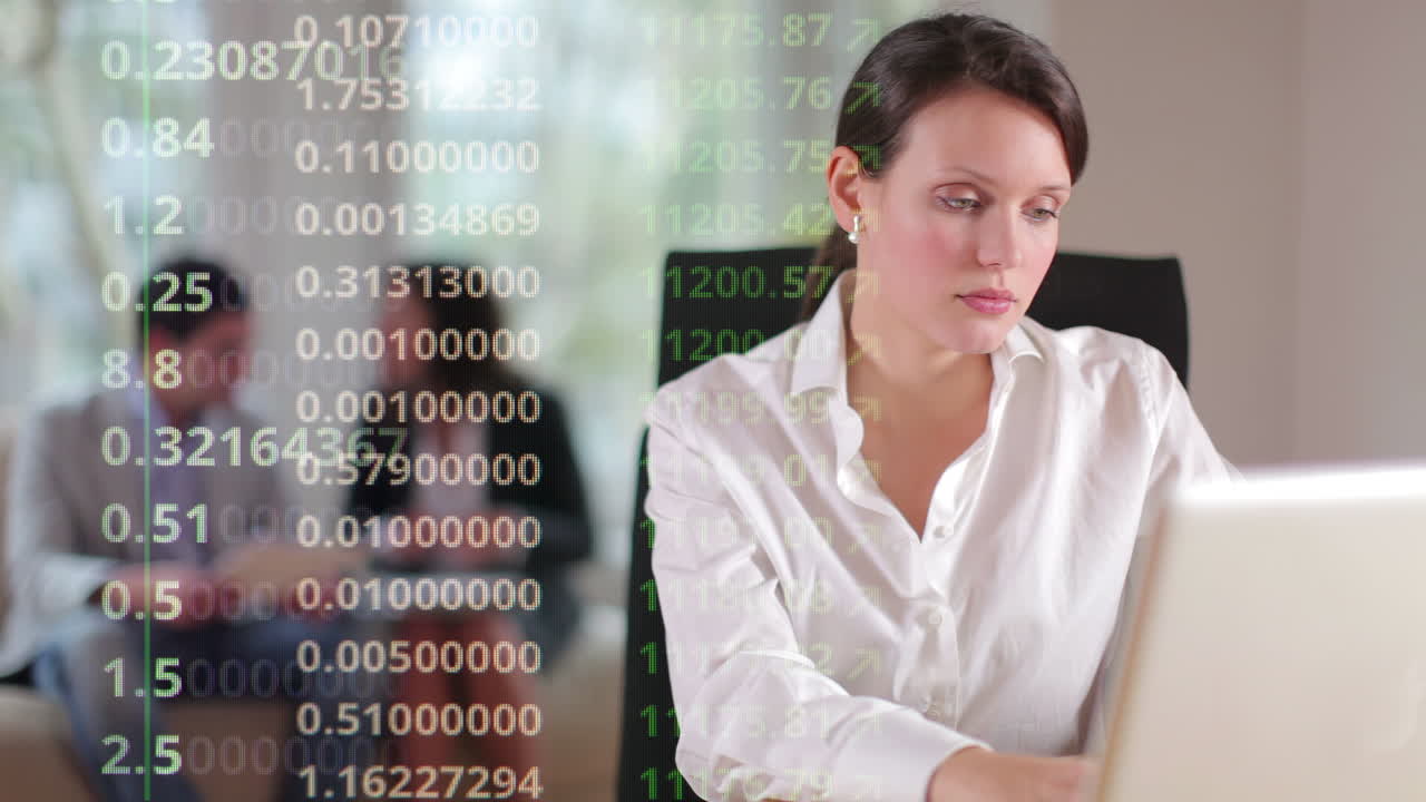 mujer de negocios con datos tecnológicos superpuestos