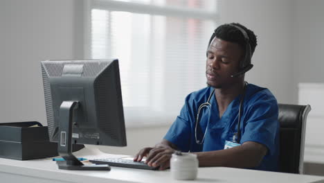 Medizinische-Online-Konsultation-Eines-Arztes:-Ein-Afroamerikanischer-Arzt-Führt-Einen-Videokonferenzanruf-Mit-Einem-Patienten-Auf-Einem-Desktop-Computer-Durch.