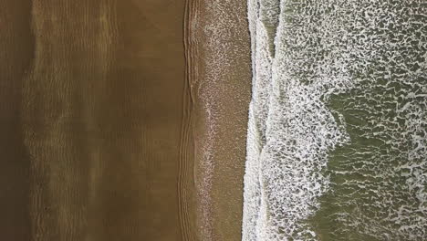 Vista-Aérea-De-Las-Olas-Que-Se-Lavan-En-La-Orilla-De-La-Playa-De-Saunton-Sands-En-North-Devon,-Inglaterra,-Reino-Unido