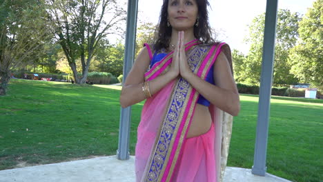 mujer meditando con las manos dobladas en namaste, pose de gratitud de yoga