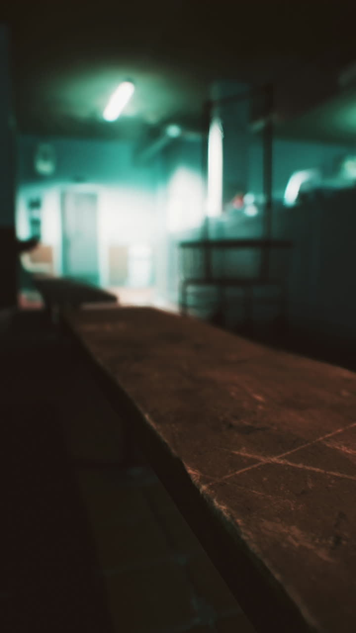 una imagen borrosa de un banco de madera en un vestuario