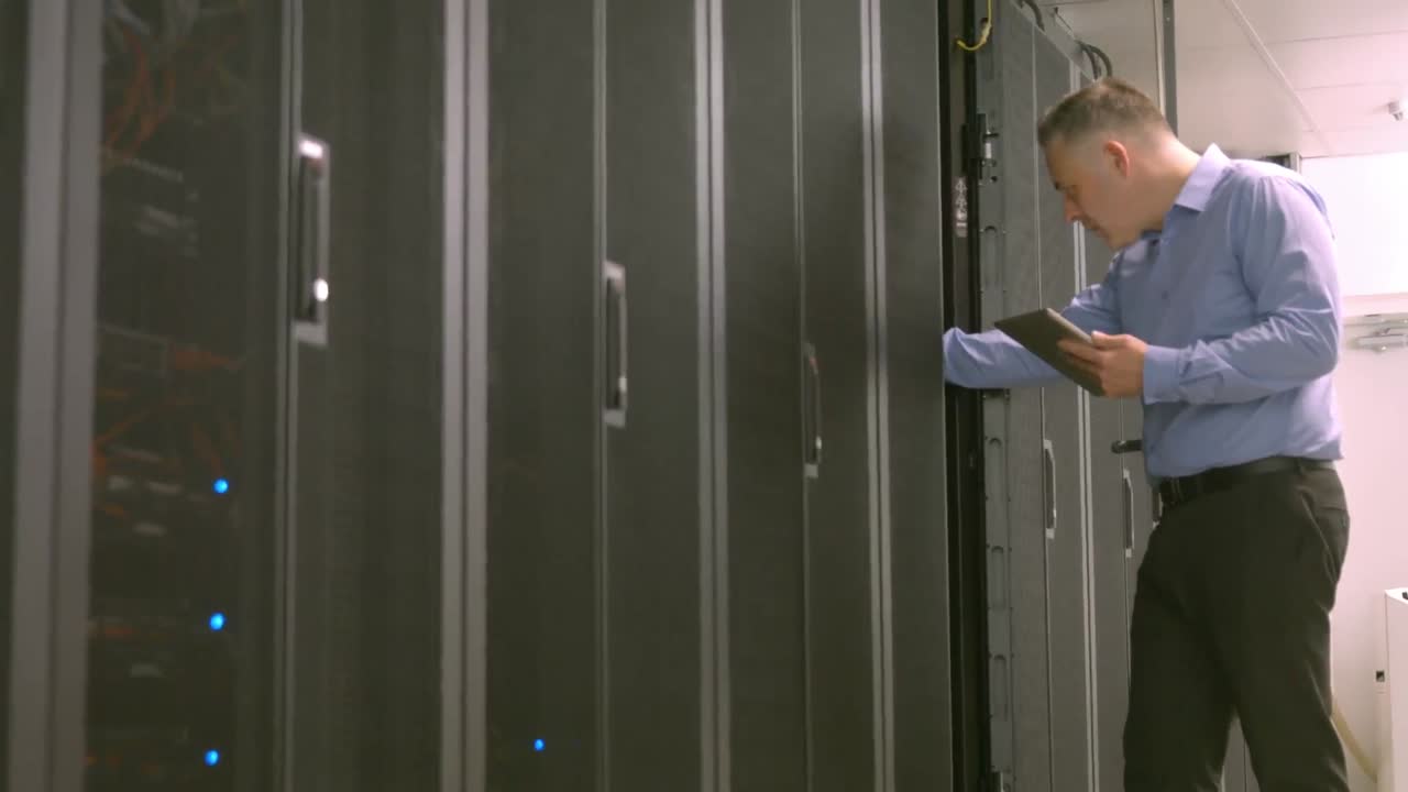 técnico usando una tableta mientras analiza el servidor