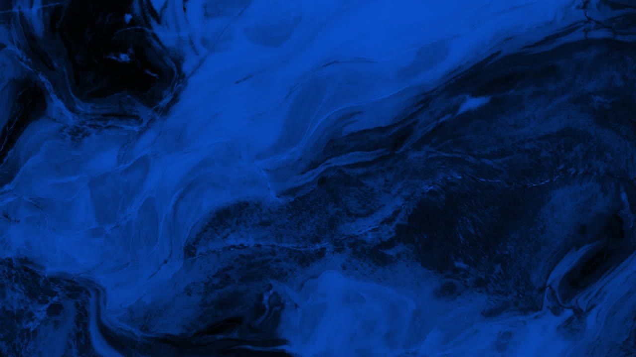 Animazione del testo 'maxi saldi' su macchie viola e rosse, su sfondo vorticoso blu e nero.