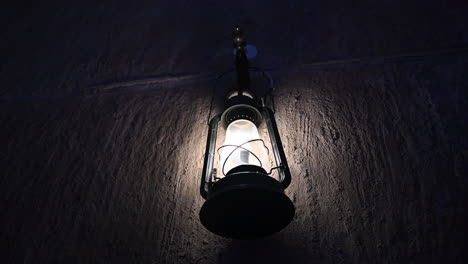 Farol-árabe-Tradicional-En-Una-Calle-Antigua-En-El-Viejo-Dubai-Ubicado-En-El-Barrio-Histórico-De-Al-Fahidi