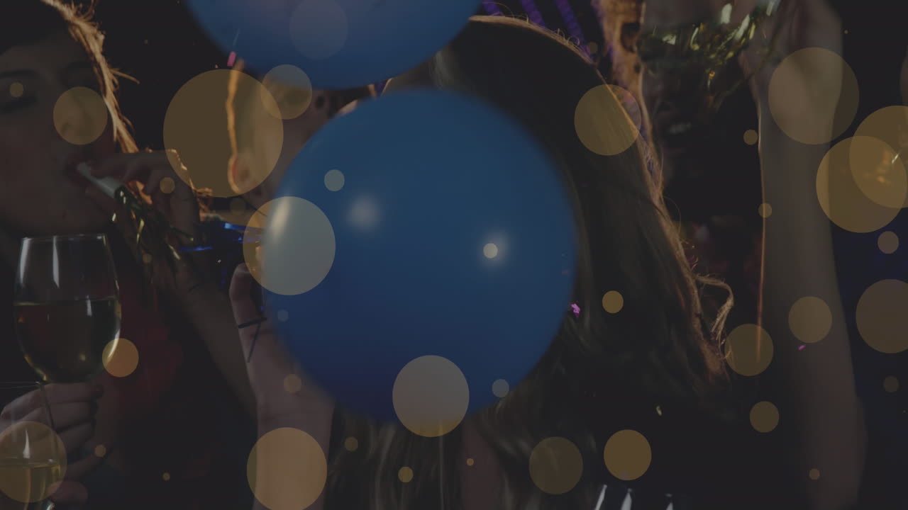 Animation af glødende gule lys over kvindelige venner, der hygger sig til fest