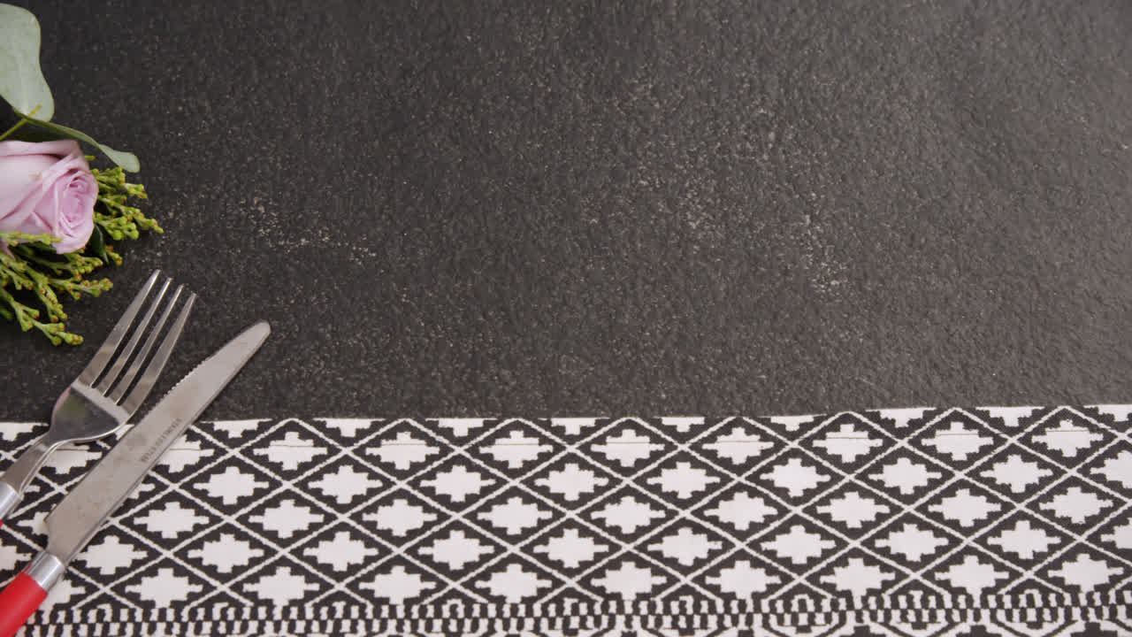 varios cubiertos en la mesa 4k