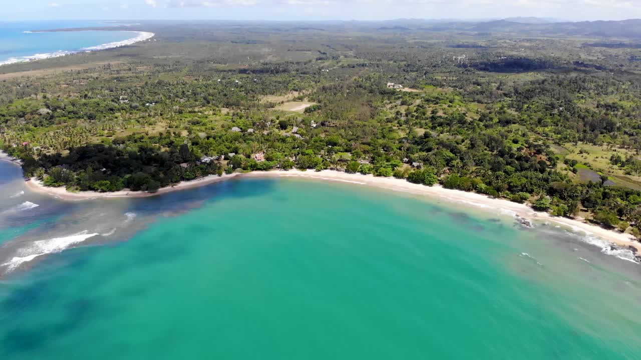 agua azul prístina de playa con bosque verde en el paseo marítimo de madagascar