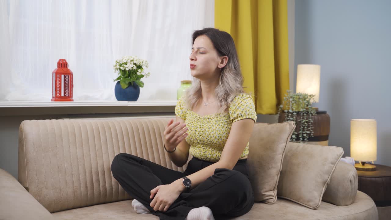 공격적인 젊은 여성이 자기 자신에게 화를 내고 있습니다.