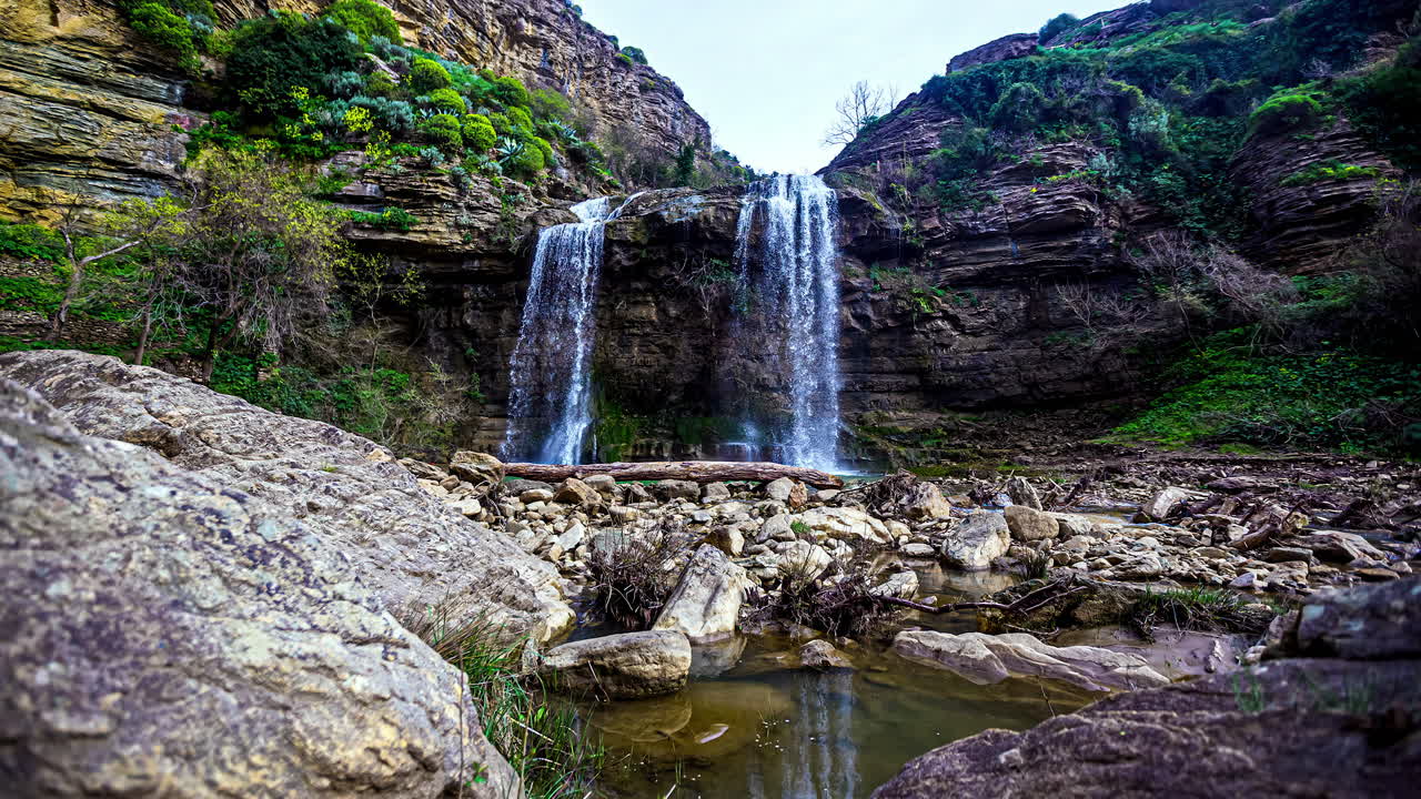 Timelapse das Cataratas Cascata delle due Rocche de Corleone na Sicília, Itália, Europa.