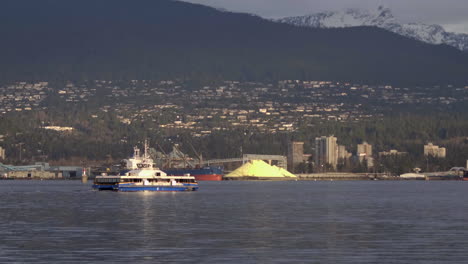 transbordador seabus navegando desde vancouver al norte de vancouver con la ciudad al fondo