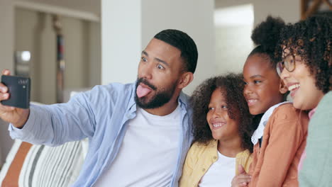 Familia-Feliz,-Madre-O-Papá-En-Un-Selfie-Con-Niños