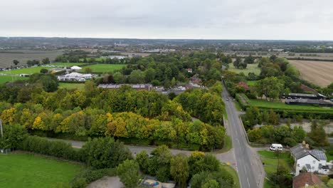 drone disparó a dolly hacia adelante en dirección a canterbury a lo largo