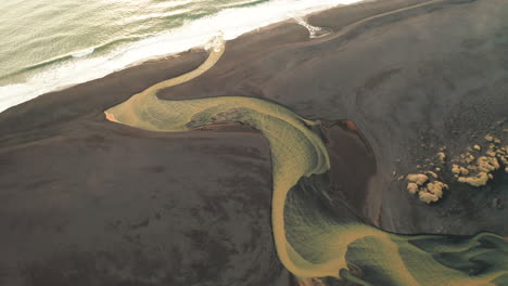 Desembocadura-Del-Río-Amarillo-En-La-Playa-De-Arena-Negra---Imágenes-Aéreas-De-Islandia