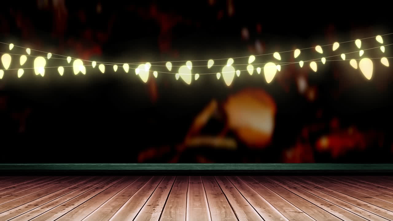 빛나는 노란색 요정 빛 장식은 텍스처 된 나무 판 위에 매달려 있습니다.