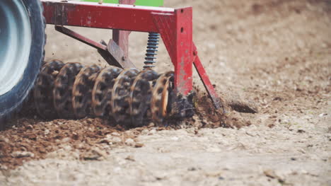 Traktor-Pflügen-Feld-(Shooting-Agrokultur-Hintergrund-Hautnah)