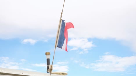 Zeitlupenaufnahme-Einer-Französischen-Flagge,-Die-Auf-Einem-Boot-Im-Wind-Weht