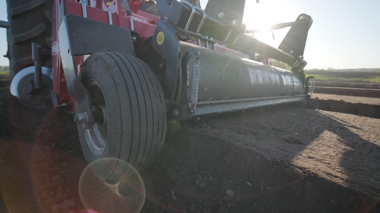 을 가진 트랙터는 심기 전에 을 준비하기 위해 구을 습니다.