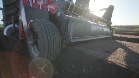 un tractor con cuchillas corta agujeros para preparar el campo antes de plantar. maquinaria agrícola.