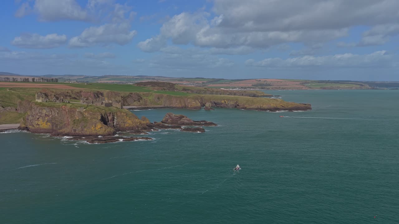 Majestosa costa escocesa com as ruínas do Castelo de Dunnottar perto de Stonehaven