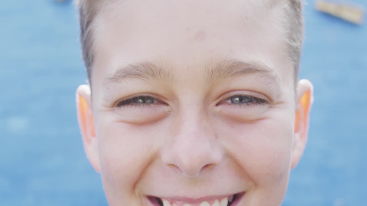 배경 에 등산 벽 이 있는 행복 한 백인 학교 소년 의 초상화