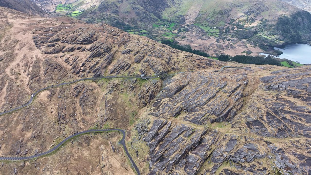 Vista drone di un camper che si avvicina all'epico viaggio su strada del Top Of The Healey Pass a Cork Kerry, sulla Wild Atlantic Way, in estate.